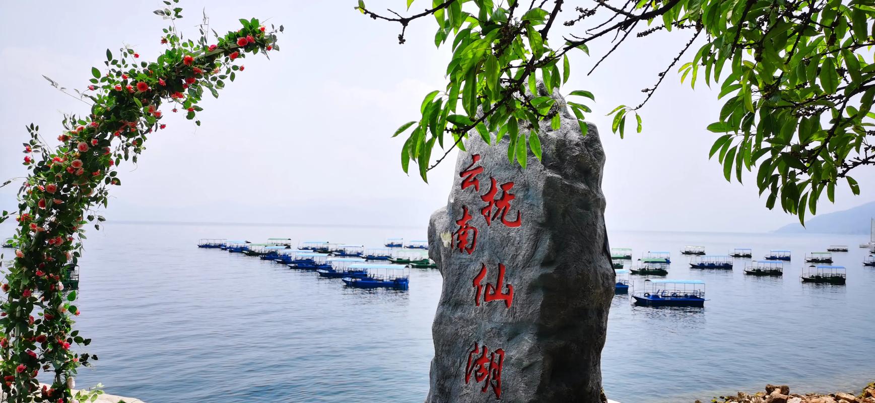 抚仙湖音乐秀场鸟瞰图，湖景环绕的现代化演出场地，蓝天白云背景
